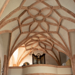Sternengewölbe und Orgelempore